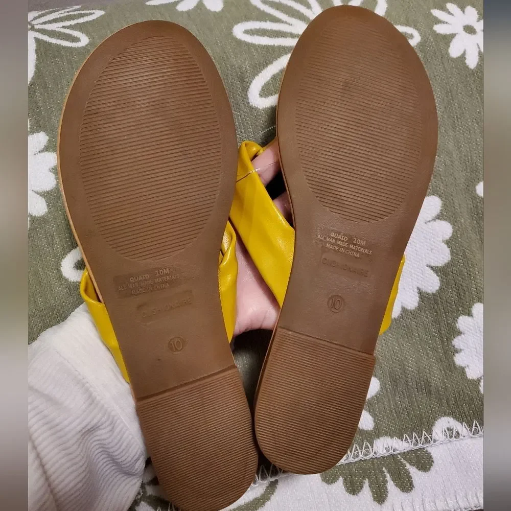 NWOT Cushionaire Mustard Yellow Quaid Knotted Sandals